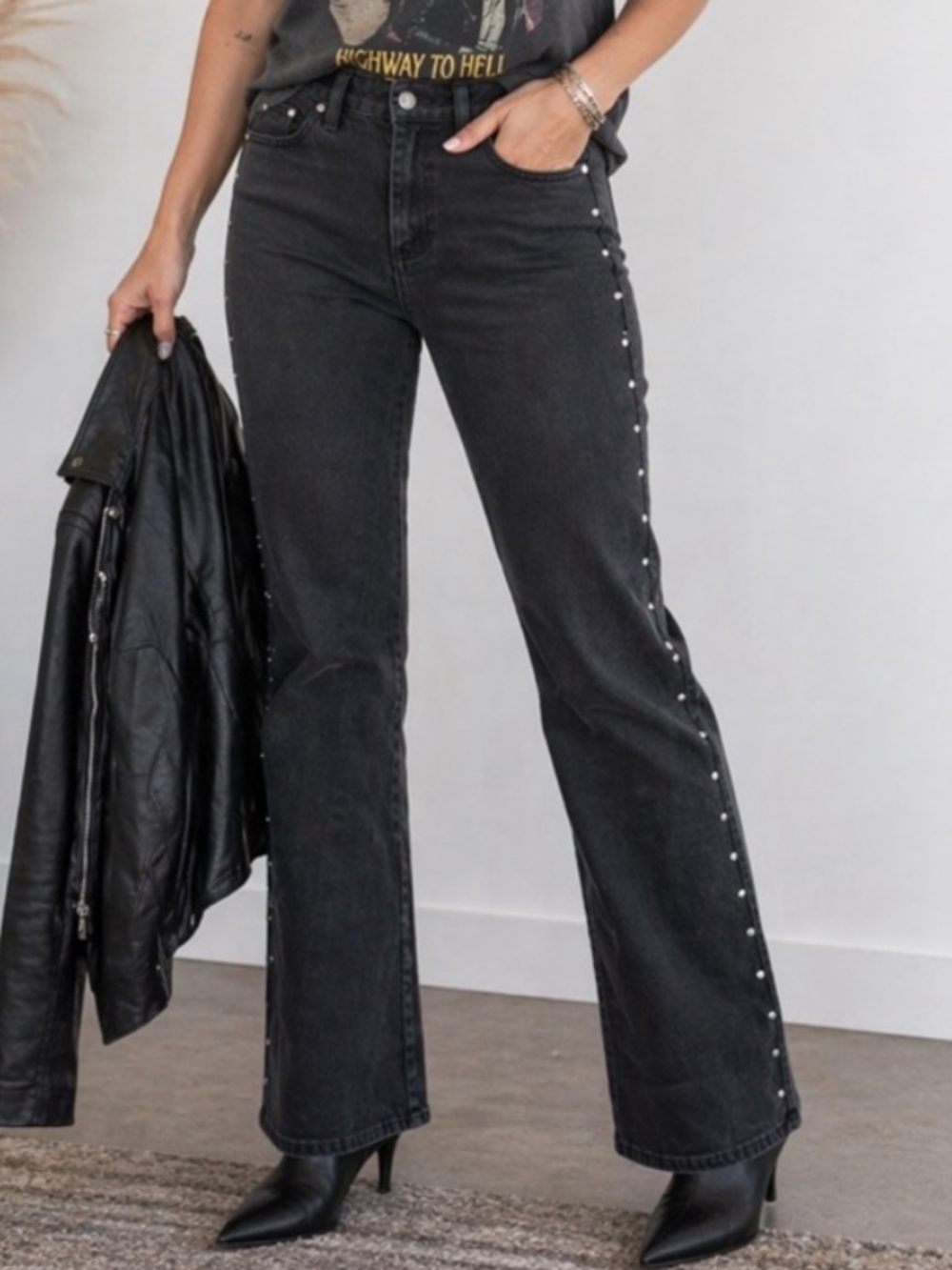 MICHAEL KORS STUDDED JEANS ✨🖤
Edgy • Elevated • Statement Style